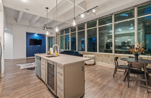 Peachtree Center Apartment | Downtown ATL High-Rise | Kings, Views & Pool