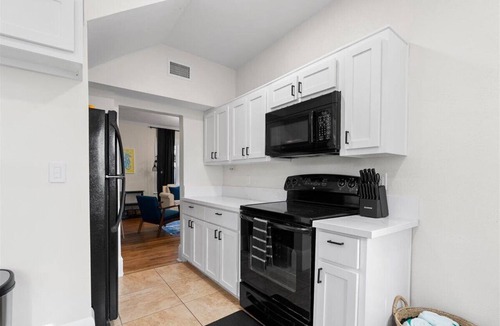 Southbank House | Downtown San Marco Living-Duplex, firepit, spa and BBQ