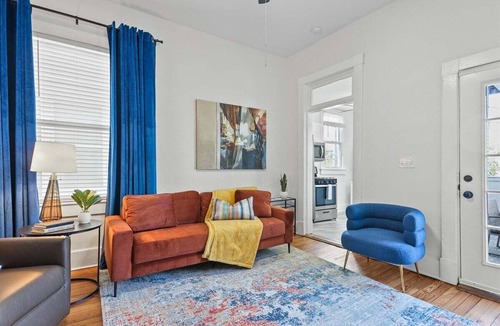 Dixon Park House | Downtown Savannah I Walk to Forsyth Park | Dogs OK l Sleeps 5