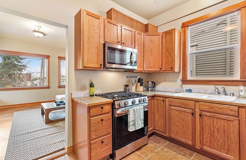Sehome House | Downtown Sunny Farmhouse with Bay Views, 3 Kings, Bellingham WA
