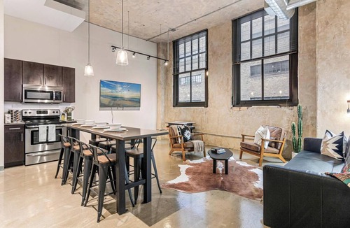 Warehouse District Apartment | DT 2BD Steps from Target Field Gym Kitchen Laundry
