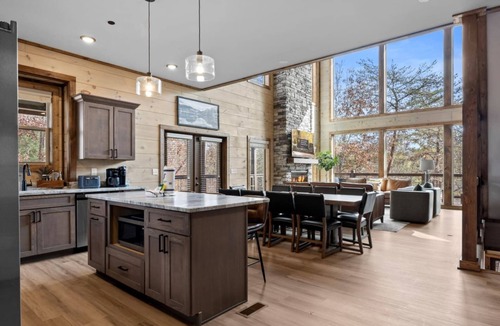 Sevierville Cabin | Easy Stony- New- Hot Tub- Game Room- LUX
