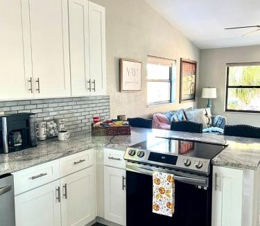 Palm Harbor House | Eat, Drink, Beach · Steps to Downtown
