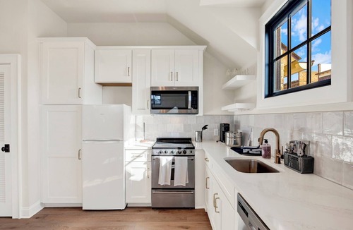 Hitch Village - Fred Wessels Homes Apartment | “ Elegant Carriage House Studio on the River”