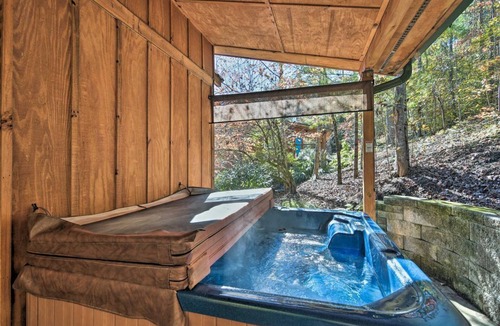 Weaverville Cabin | Elk Path Cabin w/Hot Tub & Fireplace – 15 Mi to Asheville