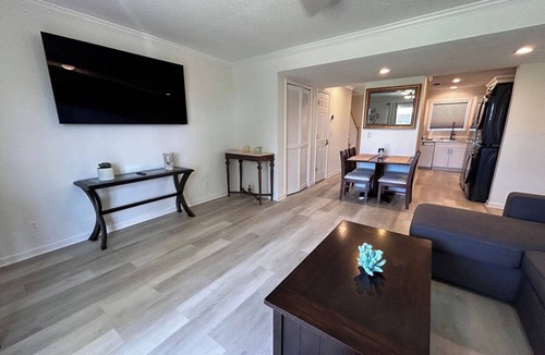 Laguna Beach Apartment | Emerald Beachy Dreams