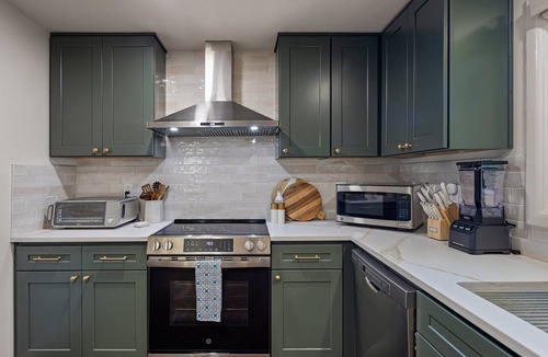 Amazon House | Emerald On Orchard Luxury Eugene Vacation Rental Near Uo 4 Bedroom Home