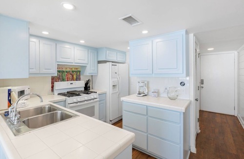 Sunnyside House | End Unit Beachfront Condo + Grill & Private Area