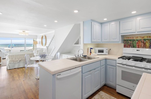 Sunnyside House | End Unit Beachfront Condo + Grill & Private Area