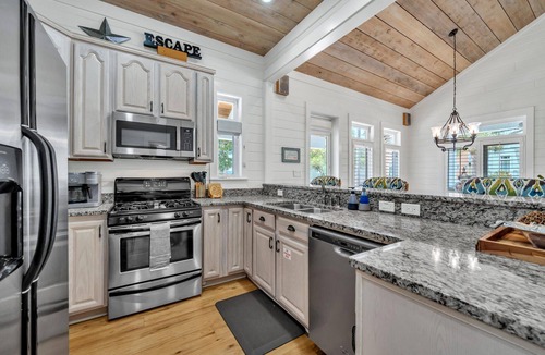 Sunnyside House | Endless Summer: Stylish 3BR Cottage in Carillon Beach Steps from Pool & Park