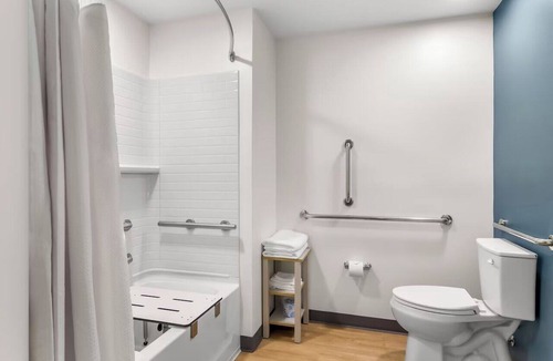 Newnan Hotel | Enjoy Peace & Privacy in a Vibrant Room | Free Parking & Pet-Friendly