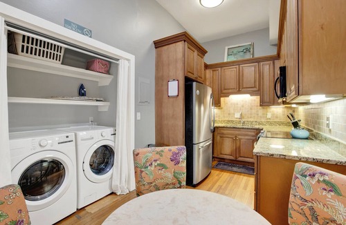 Historic Downtown Savannah Apartment | Escape to Hideaway on Jones | Heated Pool Access