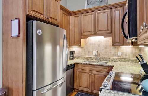 Historic Downtown Savannah Apartment | Escape to Hideaway on Jones | Heated Pool Access