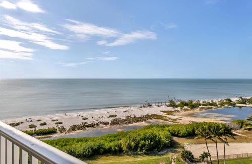 South Island Apartment | Estero Beach & Tennis 907A