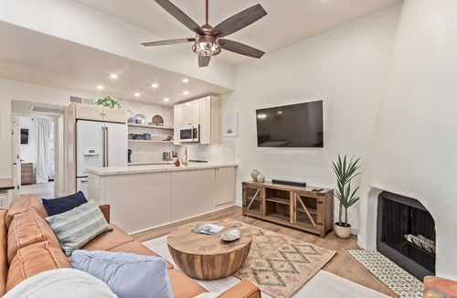 Arcadia Lite Condo | Exceptional community! Biltmore/Arcadia location. Impeccable! King Bed!