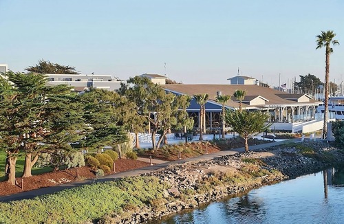 Berkeley Hotel | Exciting Experience in Berkeley Marina! 2 Classy Units, Pets Allowed, Balcony!