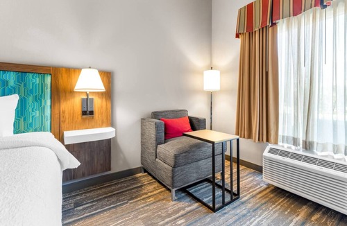 Guntersville Hotel | Experience Guntersville’s Lakeside Bliss from a Charming Private Room