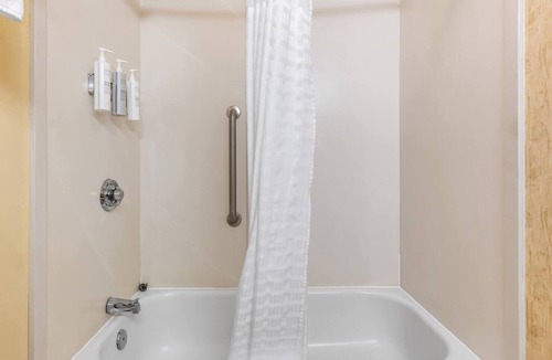 Guntersville Hotel | Experience Guntersville’s Lakeside Bliss from a Charming Private Room