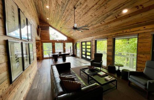 Gatlinburg House | Experience luxury at Smoky Mountain Hideaway, just 5 miles from downtown Gatlinburg