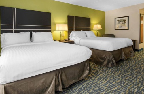 Savannah House | Explore Orlando Vineland Premium Outlets! 4 Comfortable Units, Free Parking