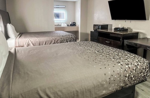 Guntersville Hotel | Explore South Town Civitan Park! Budget-Friendly Stay Close to Hwy 431! 2 Rooms!