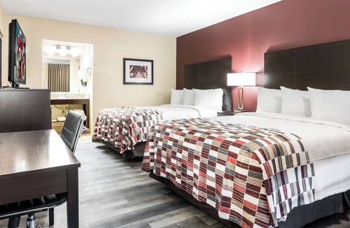 Dandridge Hotel | Explore TN: Affordable Room Near Patriot Park & SkyLand Ranch