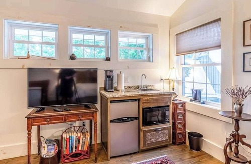 Asheville House | Fabulous escape with firepit, stylish interior & central AC - near hiking