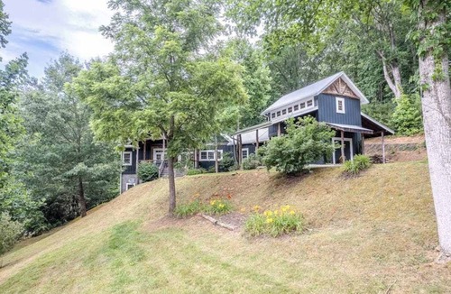 Asheville House | Fabulous escape with firepit, stylish interior & central AC - near hiking
