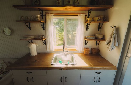 Armstrong Cabin | Fabulous Tiny House with a cottage feel in a farm setting, 3min from Armstrong.