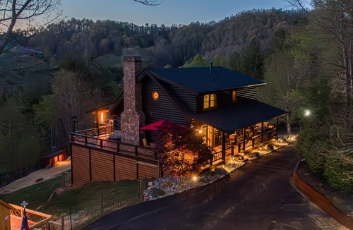Burnsville Cabin | Fainting Goats! & Epic Views- Luxe Mountaintop Cabin near Asheville, NC