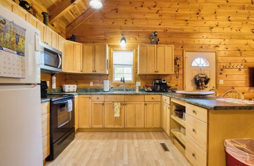 Rocky Grove Cabin | Family Cabin with Hot Tub and Game room and Fire pit