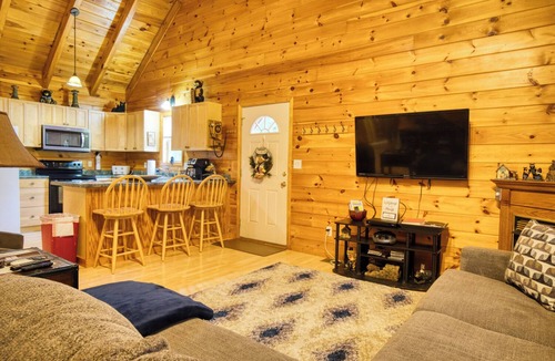 Rocky Grove Cabin | Family Cabin with Hot Tub and Game room and Fire pit