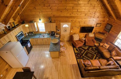 Rocky Grove House | Family-Friendly Cabin with Hot Tub and Game Room