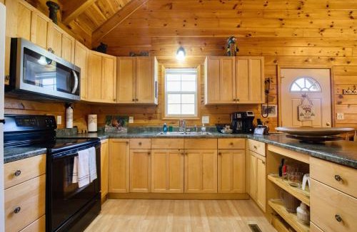 Rocky Grove House | Family-Friendly Cabin with Hot Tub and Game Room