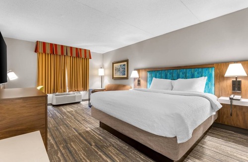 Guntersville Hotel | Family-Friendly Lake Retreat w/Seasonal Pool, Hot Breakfast & Nearby Attraction