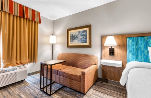 Guntersville Hotel | Family-Friendly Lake Retreat w/Seasonal Pool, Hot Breakfast & Nearby Attraction