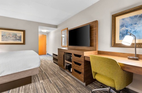 Guntersville Hotel | Family-Friendly Lake Retreat w/Seasonal Pool, Hot Breakfast & Nearby Attraction