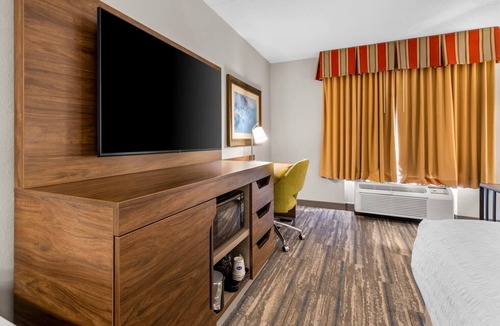 Guntersville Hotel | Family-Friendly Lake Retreat w/Seasonal Pool, Hot Breakfast & Nearby Attraction