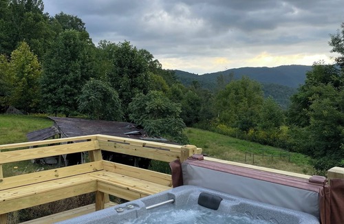 Hot Springs Cabin | Farm Stay at Brooks Cabin, pet friendly!