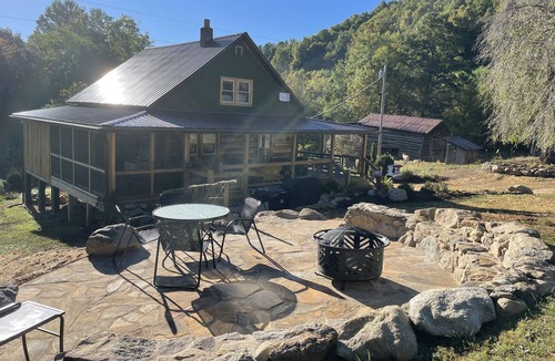 Hot Springs Cabin | Farm Stay at Brooks Cabin, pet friendly!