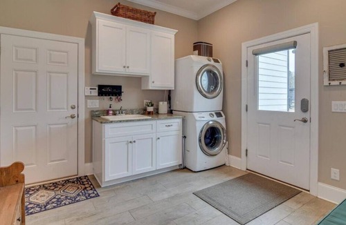 Wagener House | Farmhouse with amenities for everyone. Pool, pickelball, horse accommodations.