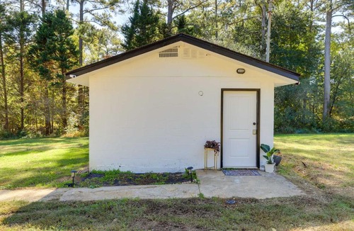 Fayetteville Apartment | Fayetteville Guest House: Walk to Nature Preserve!