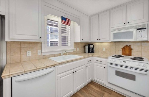 Saint Simons Island House | Feel the Coastal Breeze from your Porch!