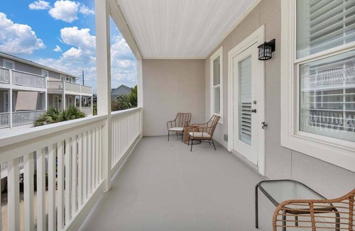Saint Simons Island House | Feel the Coastal Breeze from your Porch!