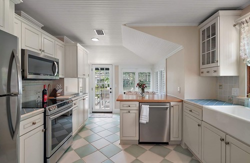 Mount Dora Cottage | Fenced in Backyard! Close to DT Mount Dora! King Bed + Golf Cart Rental!