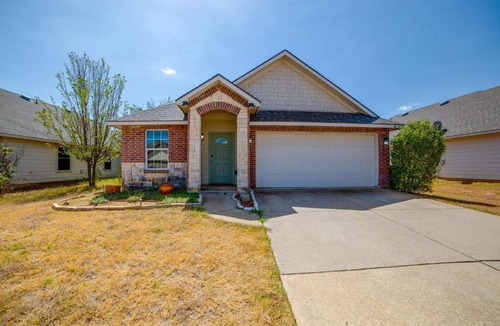 Fort Worth House | Fenced Yard, Workspace, Garage: Ft Worth Home Base