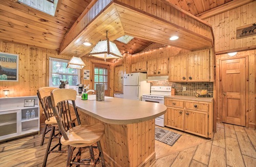 Lake Toxaway Cabin | Fire Pit & Grill: Cozy Cabin in Lake Toxaway!