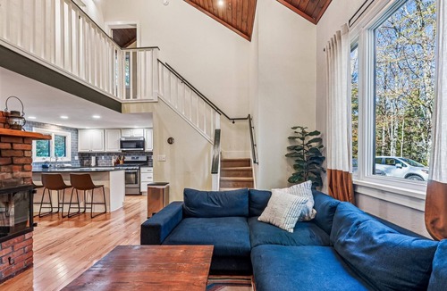 Killington Ski Chalet | First Chair Chalet, pet friendly beautiful 4 bedroom with hot tub, minutes from slopes (1) access for Pico Fitness Center and Pool The Killington golf course and Green Mountain National Golf Course are just a few minutes from this location.