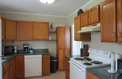 Guntersville Cabin | Fish & Play Lake Guntersville. 2BR/1BA Cabin Covered Boat Parking with Power