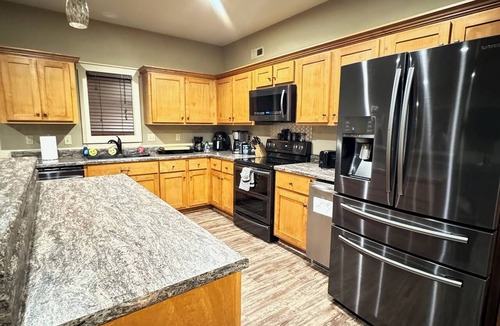 Guntersville House | FISHERMAN’S PARADISE - indoor heated & cool parking for trucks and boats